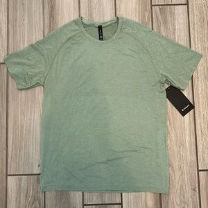 Men’s Lululemon Metal Vent Tech shirt size Large